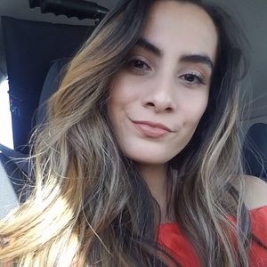 MEET YOUR POSHER, TAYLOR ✨